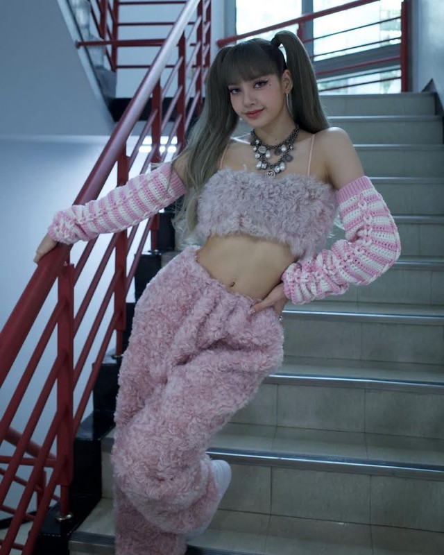 blackpink, lisa, lisa outfit, lisa croptop, diện croptop đẹp, croptop style, lisa blackpink style, lisa blackpink hút hồn croptop, bts, jungkook, v bts, jimin