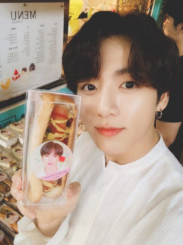 bts, jungkook, jungkook 2022, jungkook instagram, army không tin jungkook đăng kiểu hình này, jungkook cute, jungkook cafe truck, jungkook handsome, jungkook đẹp trai