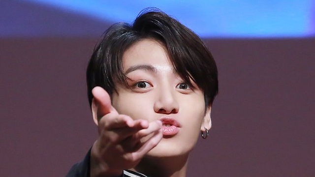 Jungkook BTS dạo này tích cực thả thính vì vừa chia tay bạn gái?