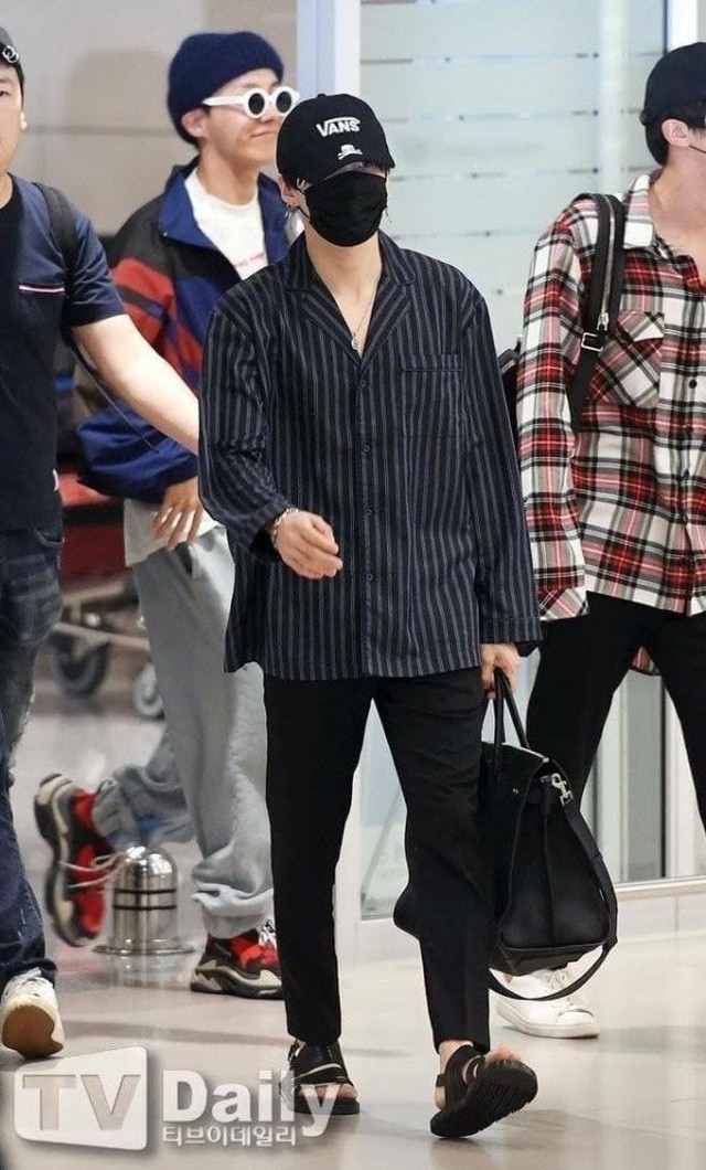 BTS, Suga, thời trang sân bay Suga tiến hóa, Suga fashion, Suga Style, BTS Style, Suga airport outfit, Suga outfit, Suga savage, Suga cute, Suga meme, Kpop style