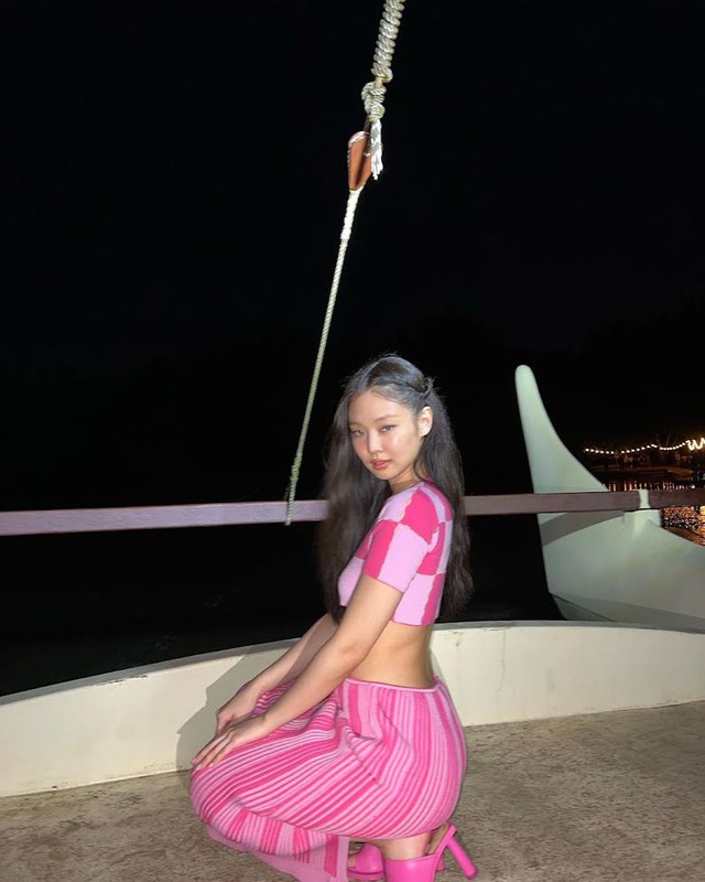 Blackpink, Jennie, Jennie mặc đẹp hơn mẫu, Jennie thấp bé nhẹ cân, Jennie outfit, Jennie trend 2022, Jennie Chanel, Jisoo, Rose, Lisa, Blackpink style, Kpop style