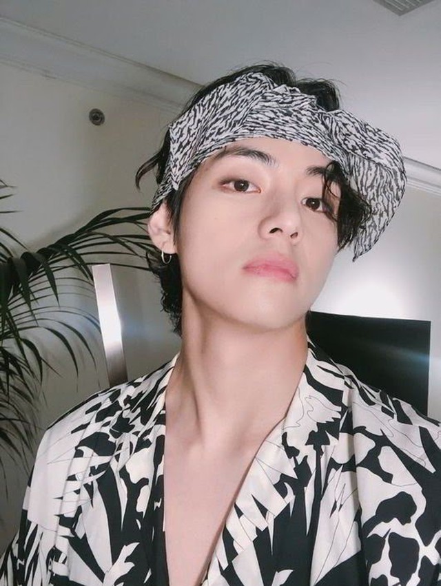 BTS, V BTS, Taehyung, V BTS Weverse, V BTS thông điệp ẩn trong vòng cổ, V BTS photo 2022, V BTS photoshoot, V BTS·sexy, Jin, Jimin, J-Hope, RM, Suga, Jungkook