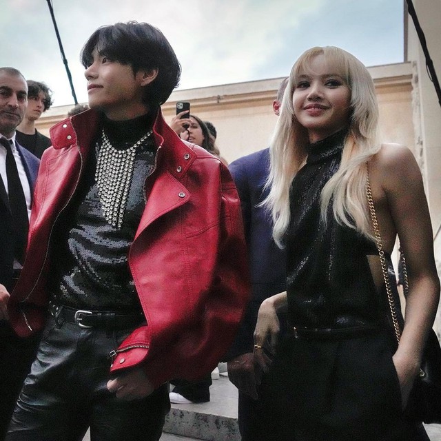 BTS, V BTS, V BTS tựa sát Lisa, Lisa, Blackpink, Park Bo Gum, BTS Style, Blackpink style, BTS chương 2, V BTS style, Lisa Style, V BTS Celine, V BTS photoshoot 2022