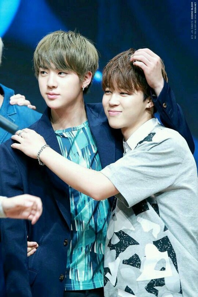 BTS, Jin, Jimin, Jin mặc sinh đôi với Jimin vì lý do buồn, Jimin bị dọa giết, Jin Jimin, Jin nhân cách, Jin cute, Jimin cute, Jinmin, Jungkook, J-Hope, RM, Suga, V