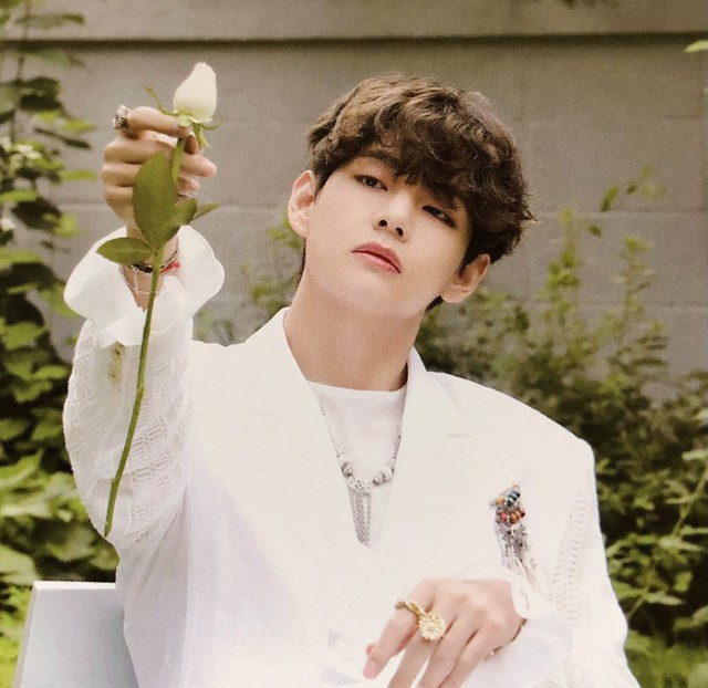 BTS, V BTS, BTS tung ảnh đẹp phi thực của V 2021, V BTS photobook, V BTS unseen photo 2021, V BTS 2021 photoshoot, V BTS unreal, Jin, Jimin, Jungkook, J-Hope, RM, Suga