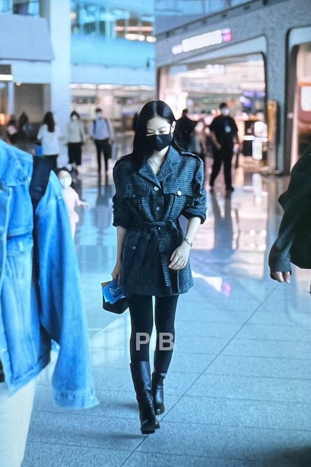 Blackpink, Jennie, Jennie cưng xỉu với Blink ở sân bay, Jennie airport 2022, Jennie Paris Fashion Week, Jennie Chanel show, Jennie cute, Jennie with baby