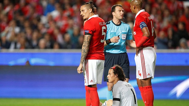 Thủ môn tuổi teen của Benfica gây bão mạng vì ôm bóng vào gôn, biếu bàn thắng cho M.U