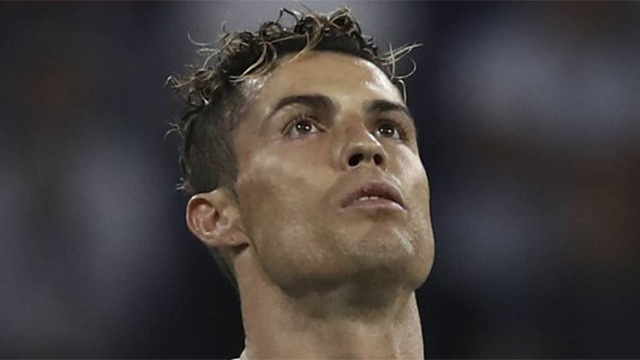 Real Madrid chiến thắng, nhưng Ronaldo giận dỗi, úp mở chuyện ra đi