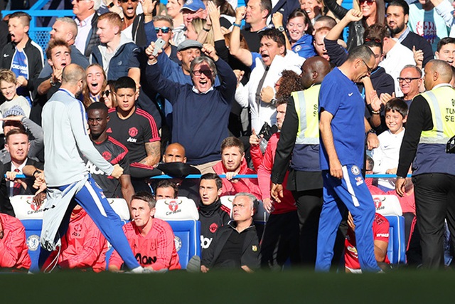 Mourinho ẩu đả Marco Ianni, Mourinho án phạt, video clip Chelsea 2-2 M.U, Chelsea vs MU, trợ lý HLV Chelsea, ăn mừng thái quá, Mark Clattenburg, Mike Dean