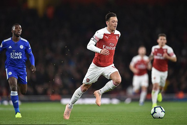 Oezil mang băng đội trưởng, Oezil tỏa sáng, Video clip Arsenal 3-1 Leicester, Arsenal vs Leicester, Arsenal toàn thắng, Arsenal, Pháo thủ, Emery, Ngoại hạng Anh