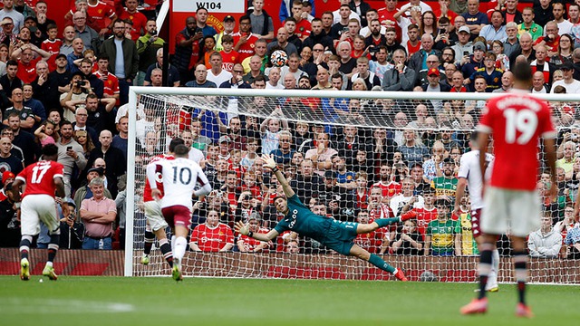 MU 0-1 Aston Villa: Bruno Fernandes sẽ mất quyền đá 11m vào tay Ronaldo?