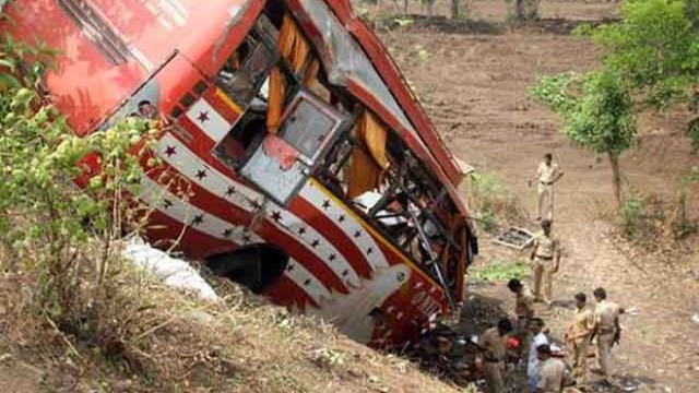 Xe buýt lao xuống vực ở Ấn Độ, 33 người thiệt mạng