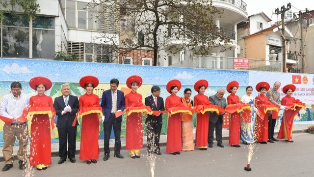 Khánh thành tranh gốm Sri Lanka trên 'Con đường gốm sứ'