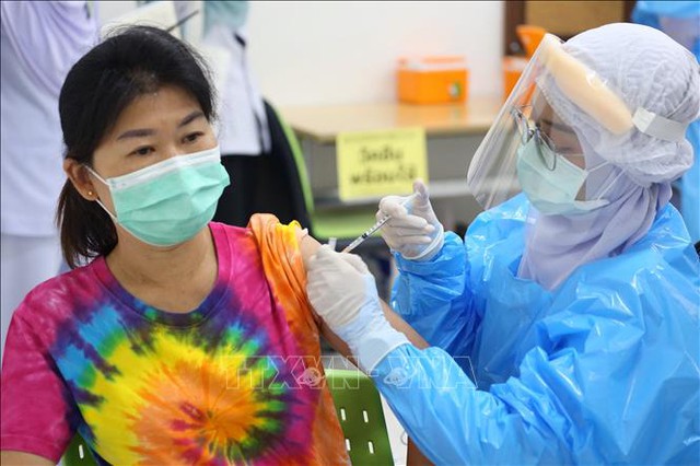 Thái Lan bảo vệ biện pháp sử dụng kết hợp 2 loại vaccine phòng Covid-19