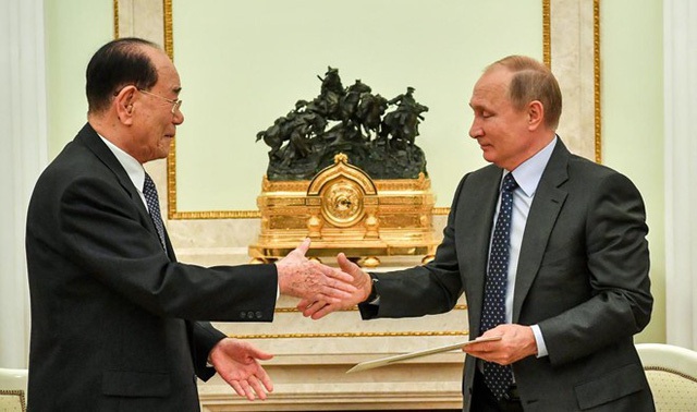 Tổng thống Nga Vladimir Putin bắt tay Chủ tịch Quốc hội Triều Tiên Kim Yong-nam trong buổi gặp tại điện Kremlin ngày 14/6. Ảnh: Reuters