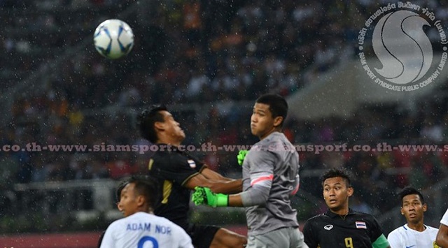 Video: Thủ môn U22 Malaysia đấm bóng về lưới nhà, dâng bàn thắng cho U22 Thái Lan