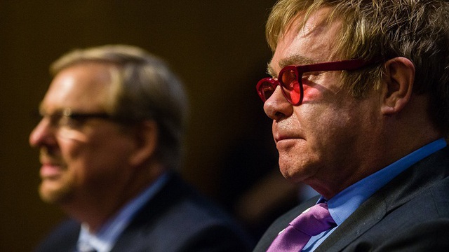 Elton John nhiễm virus siêu hiếm có khả năng gây chết người