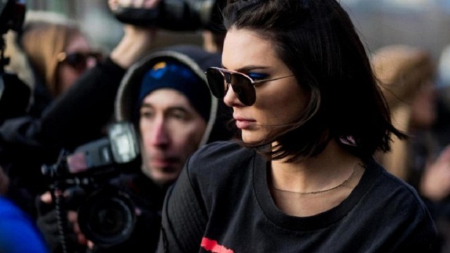 Kendall Jenner bán nude táo bạo với bốt cam trăm triệu