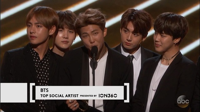 Billboard 2017: BTS xuất hiện 'hoành tráng' khi nhận giải Nghệ sĩ ảnh hưởng nhất mạng xã hội