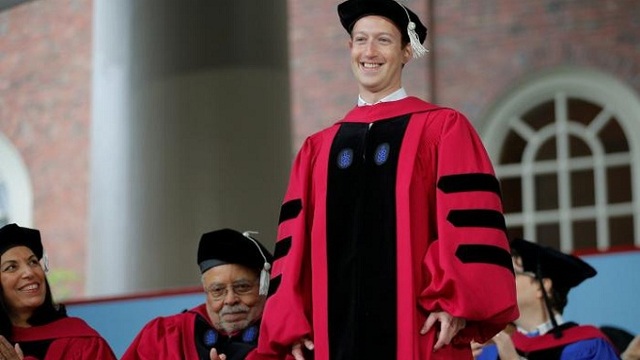 Bỏ học hơn chục năm, cuối cùng Mark Zuckerberg cũng lấy xong bằng Harvard
