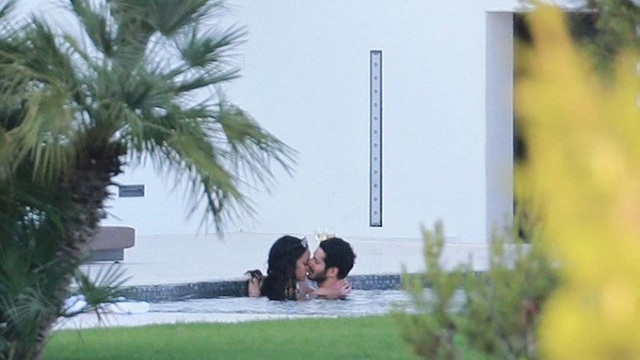 Rihanna để lộ khoảnh khắc siêu bạo khi 'khóa môi' trai lạ trong bể bơi