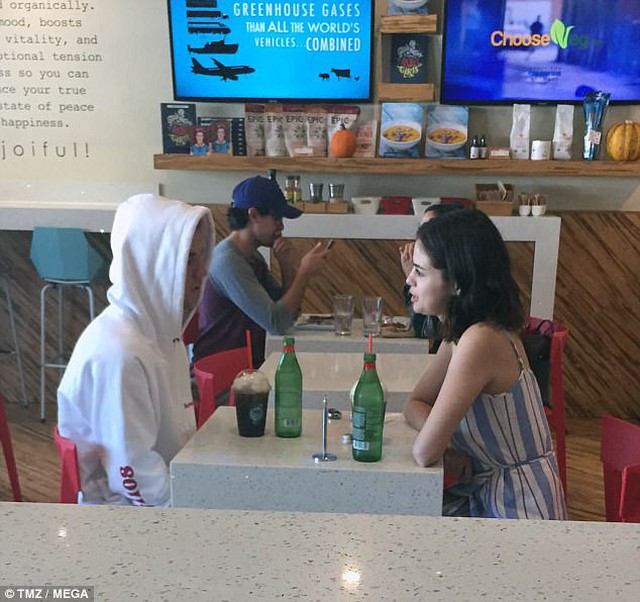 Phóng viên trang TMZ ghi lại khoảnh khắc Justin Bieber và Selena Gomez cùng nhau ăn sáng ở California