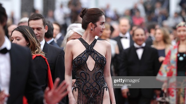 Ngọc Trinh vừa diện váy xuyên thấu, lại 'khoe thân' phản cảm trên thảm đỏ Cannes