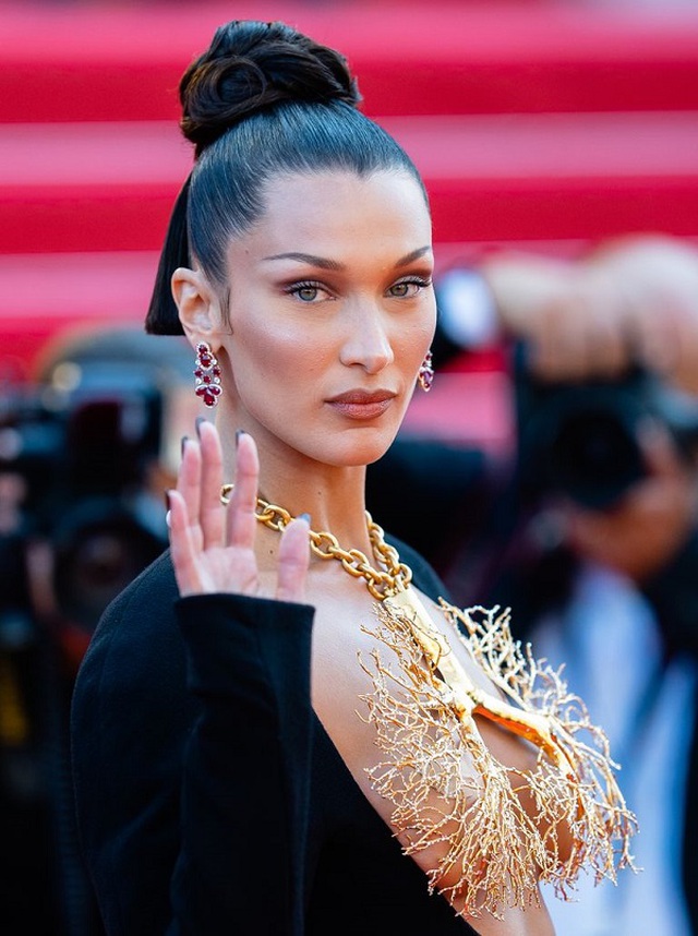 Cannes, Bella Hadid Cannes, Cannes Bella Hadid, Bella Hadid, Bella Hadid vòng 1, Bella Hadid diện đầm khoe vòng 1, Bella Hadid thảm đỏ Cannes, Victoria Secret