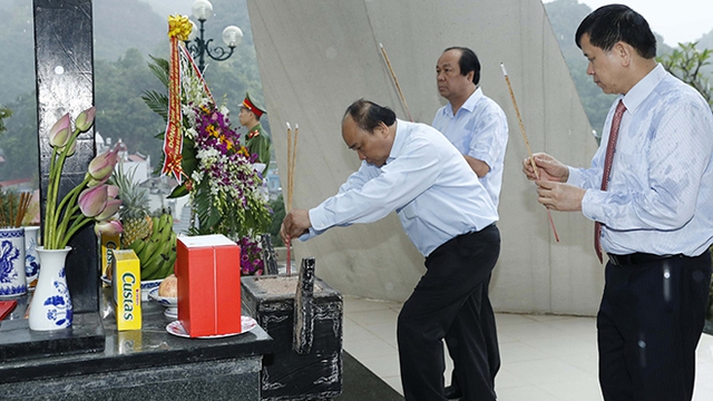 Thủ tướng dâng hương tại Khu di tích Trung đoàn Tây Tiến