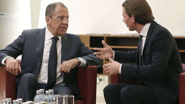 Những khoảnh khắc ngoại giao cân não của 'thần đồng chính trị', Thủ tướng Áo tương lai Sebastian Kurz