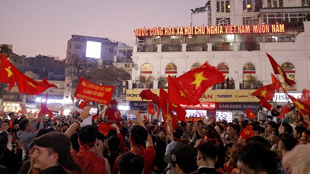 Hình ảnh tuyệt đẹp hàng triệu người đổ xuống đường ăn mừng chiến thắng của U23 Việt Nam