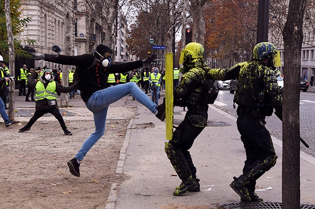 Bạo loạn 'Áo vàng' tại Pháp: Người biểu tình bắt đầu tuần hành trên Đại lộ Champs-Elysees