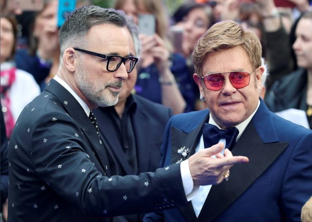Elton John nổi giận khi cảnh quan hệ đồng tính trong ‘Rocketman’ bị cắt