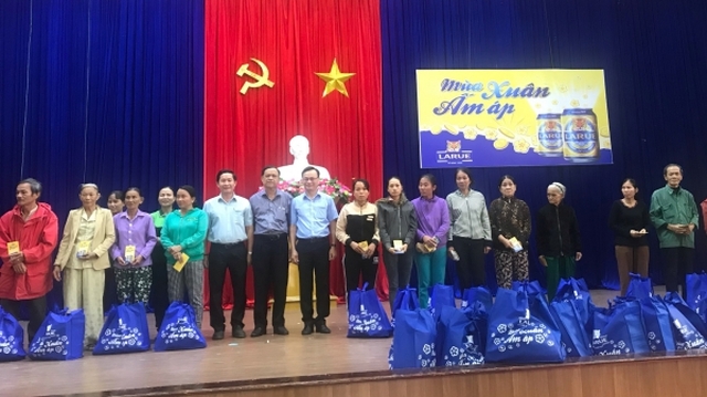 Hành trình 'Larue - Mùa xuân ấm áp' của HEINEKEN Việt Nam tiếp tục mang phần quà ý nghĩa đến các gia đình khó khăn tại An Giang