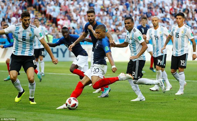 Mbappe san bằng kỷ lục của Pele với cú đúp vào lưới Argentina