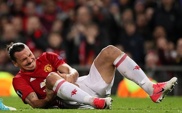  Ibrahimovic đau đớn nằm sân trước khi phải rời sân nhường vị trí cho Martial