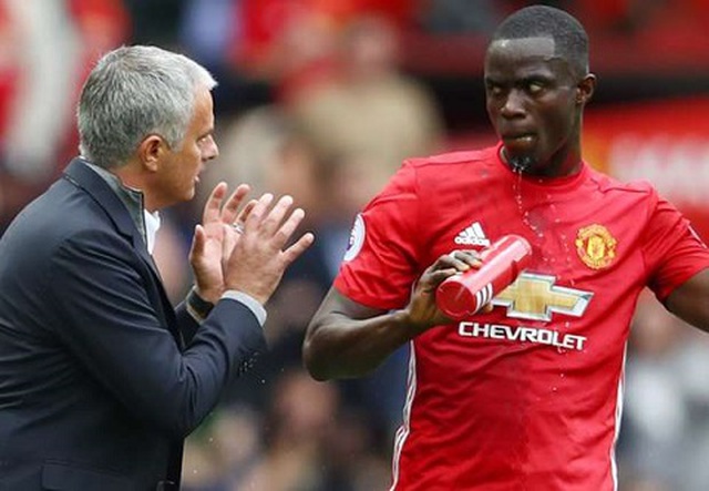 HLV Mourinho chỉ còn Bailly là trung vệ thực thụ