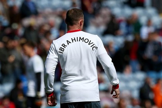 Cầu Man United mặc áo có ghi tên Ibrahimovic để động viên cầu thủ này