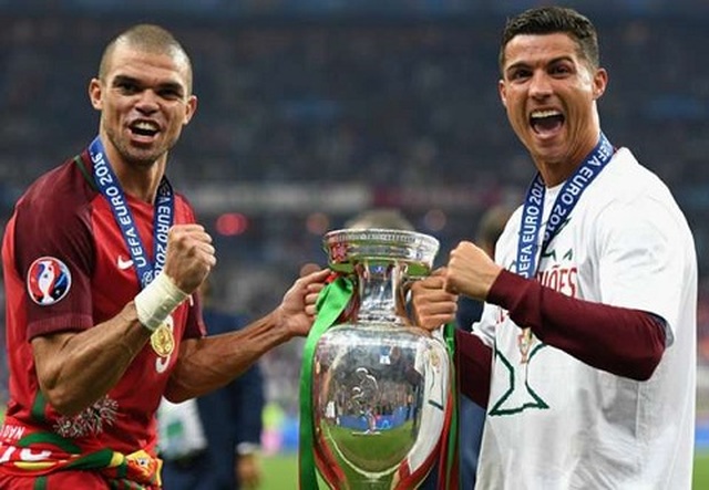 Ronaldo vui vẻ với chức vô địch EURO