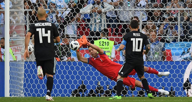 Ronaldo gọi bằng hat-trick, Messi đáp trả bằng... đá hỏng penalty, Argentina trả giá