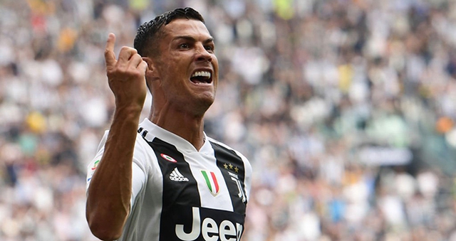 Cộng đồng mạng mỉa mai Messi khi Ronaldo lập cú đúp cho Juventus
