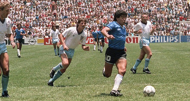 Maradona, Maradona qua đời, Phía sau bức ảnh lột tả sự vĩ đại của Maradona, World Cup 1982, Argentina vs Bỉ, Maradona vĩ đại, Sự nghiệp Maradona, đội tuyển Argentina