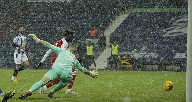 Arsenal. Video West Brom 0-4 Arsenal. Video clip bàn thắng trận West Brom vs Arsenal. Kết quả bóng đá Ngoại hạng Anh vòng 17. Bảng xếp hạng bóng đá Ngoại hạng Anh.