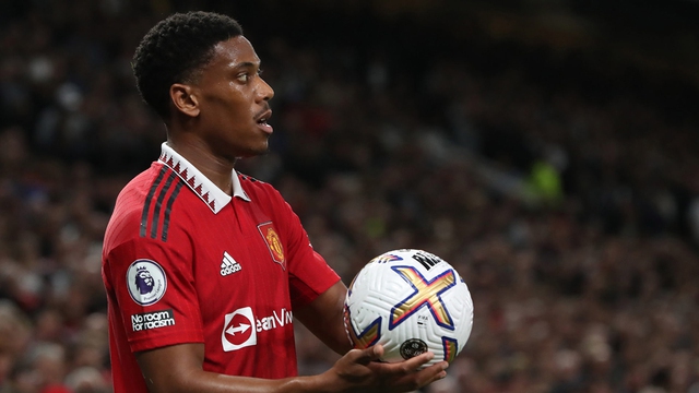 Martial gây sốt với pha 'câu giờ' tinh quái ở trận MU thắng Liverpool