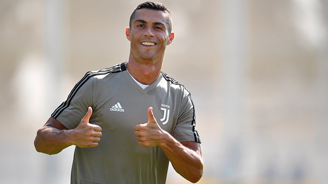 Ronaldo thể hiện kỹ năng siêu đẳng trong buổi tập đầu tiên cùng Juventus