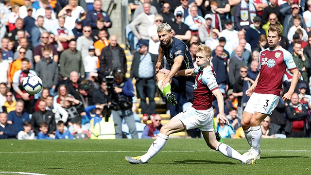 VIDEO Burnley 0-1 Man City: Aguero sắm vai người hùng, Man City tiến gần chức vô địch