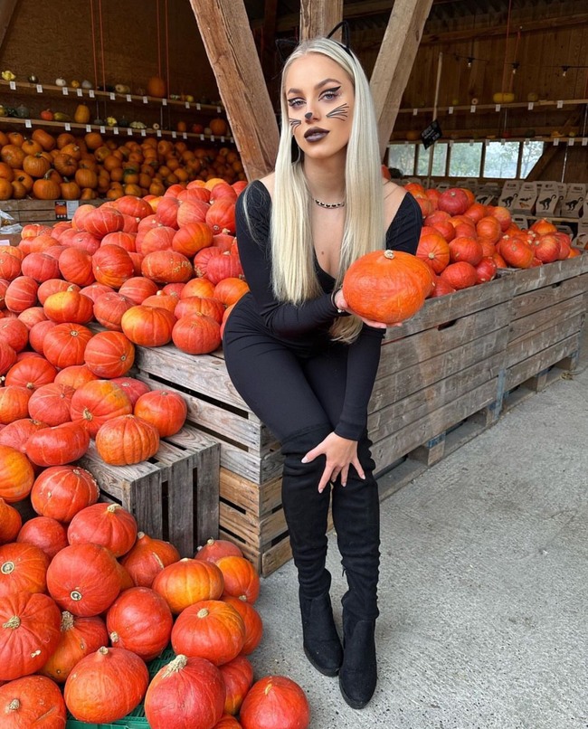 Markovic khoe ảnh trên trang Instagram cá nhân của mình sau khi đến thăm một vườn bí ngô tại Zurich, Thụy Sĩ cho mùa Halloween vừa qua. Cô tạo dáng sexy với trang phục màu đen cạnh sạp bí ngô.