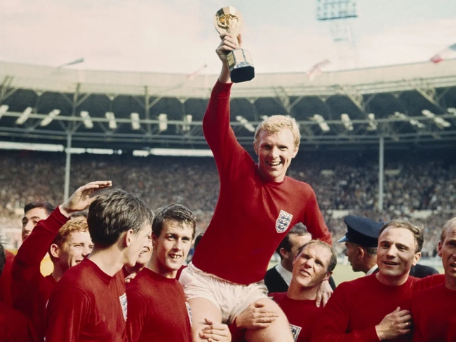 2. Khoảnh khắc Bobby Moore nâng cao chiếc cúp vô địch cùng Tam sư ở World Cup 1966