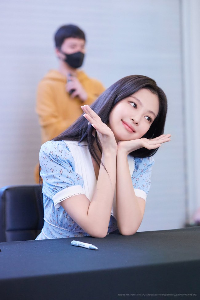 Đụng hàng mẫu váy, Jennie Blackpink và Chuu Loona ai nhỉnh hơn - Ảnh 7.