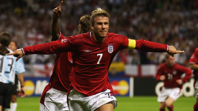 10. Tình huống thực hiện thành công quả phạt đền trước Argentina của Beckham tại World Cup 2002, giúp anh ghi điểm lại trong mắt người dân nước Anh